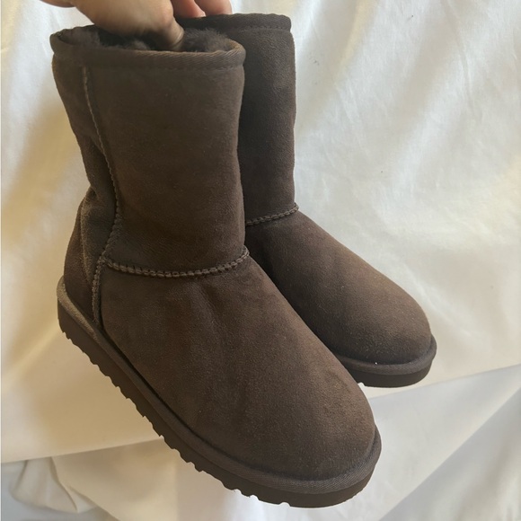 Brown classic kids UGGS - Picture 1 of 9